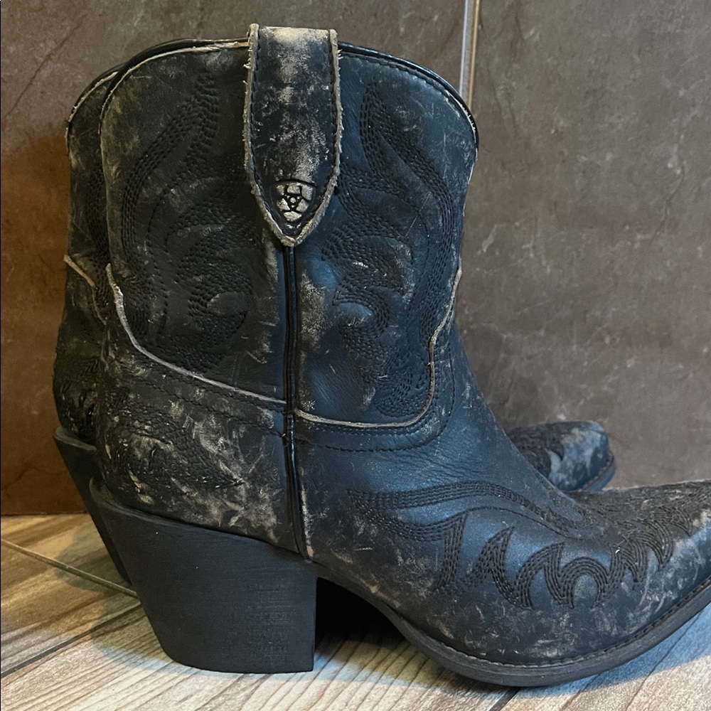 Ariat Black Leather cowgirl boots. Women’s 8 - Picture 3 of 8